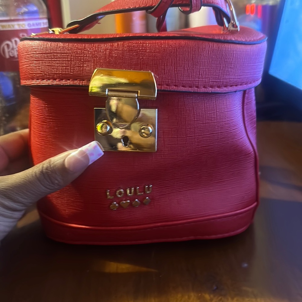 loulu red, styljsh barrel purse!